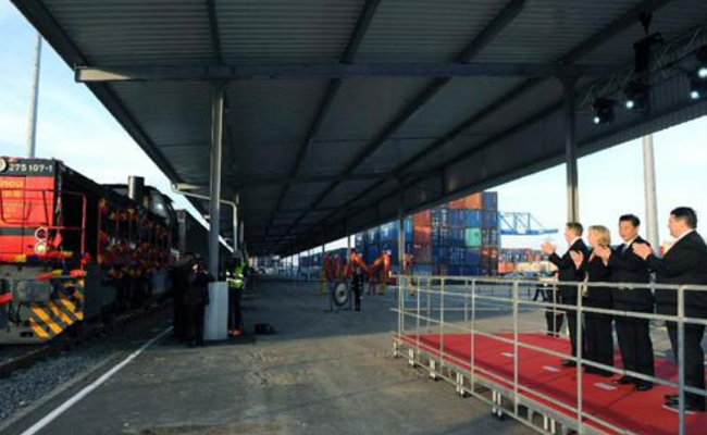 习近平参观德国杜伊斯堡港 迎接渝新欧铁路中国列车